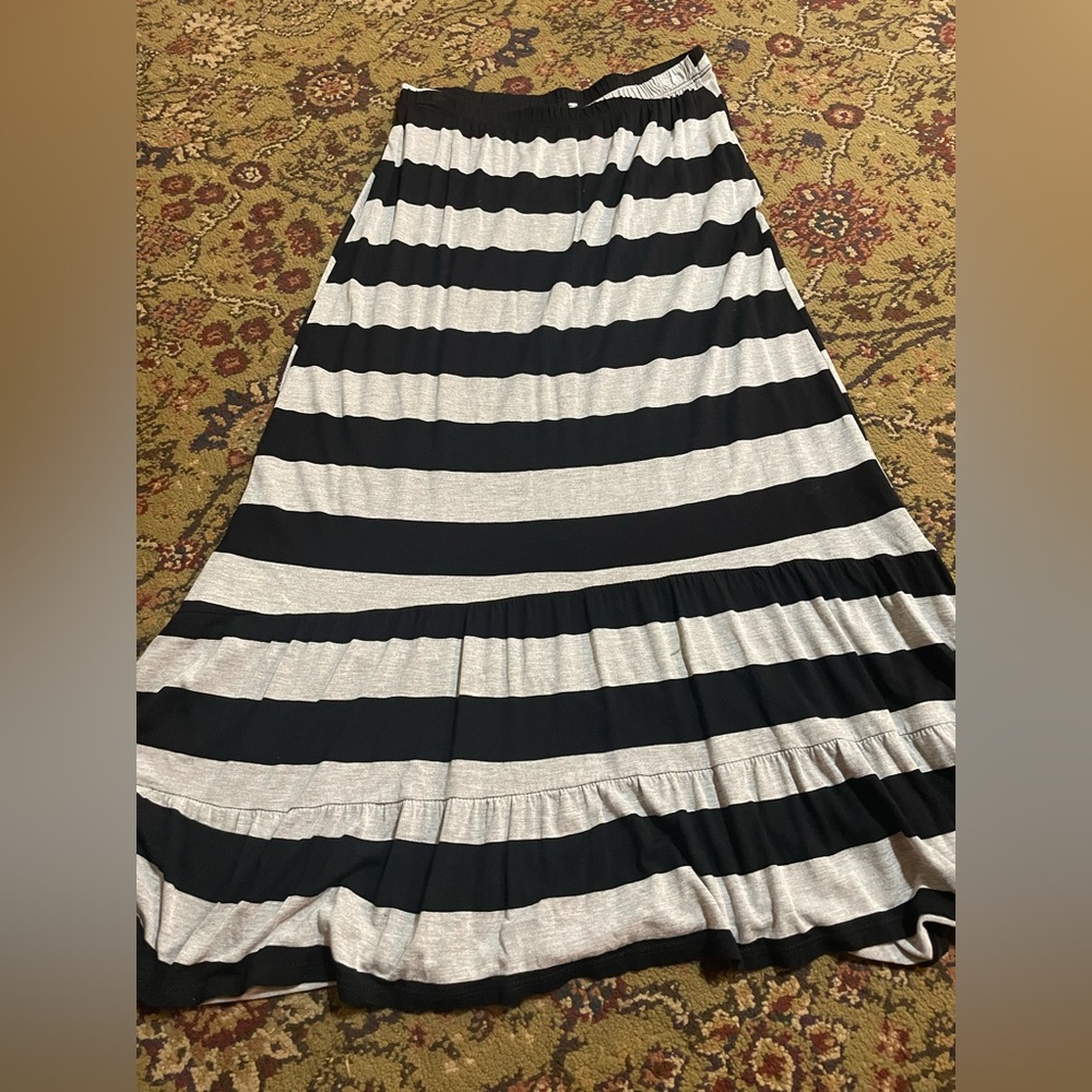 B Jewel Grey/Black Stripe Print Maxi Skirt L